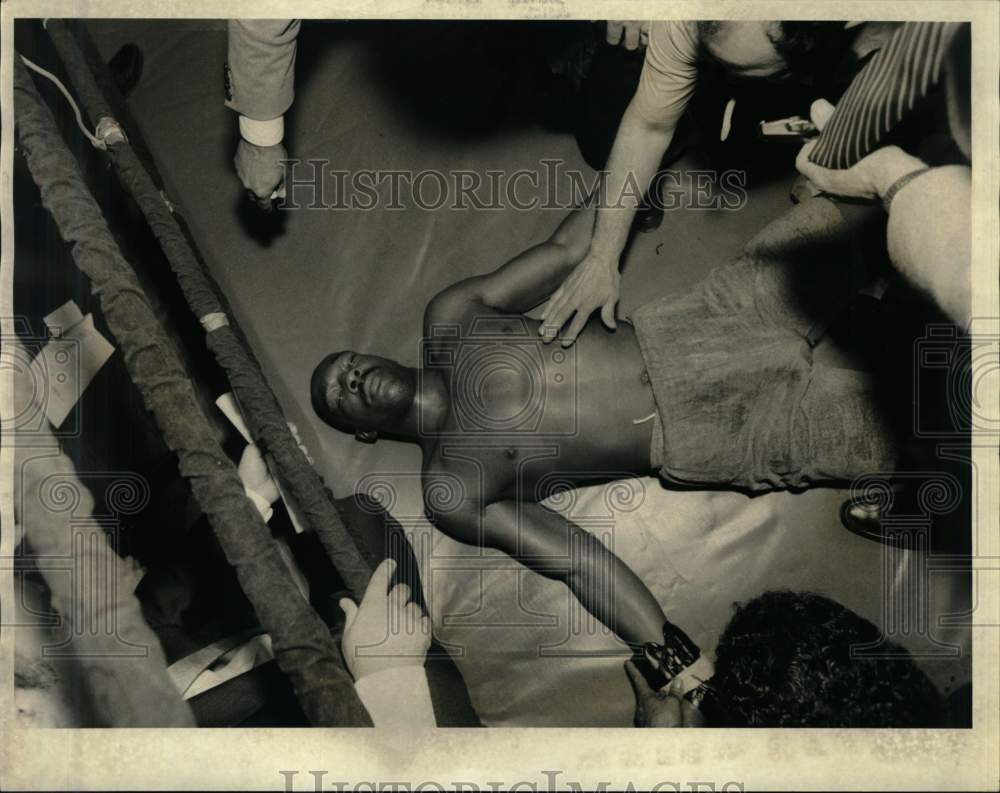 1986 Press Photo Kevin Denson After Being Knocked Out by Lou Vallar in Fight- Historic Images