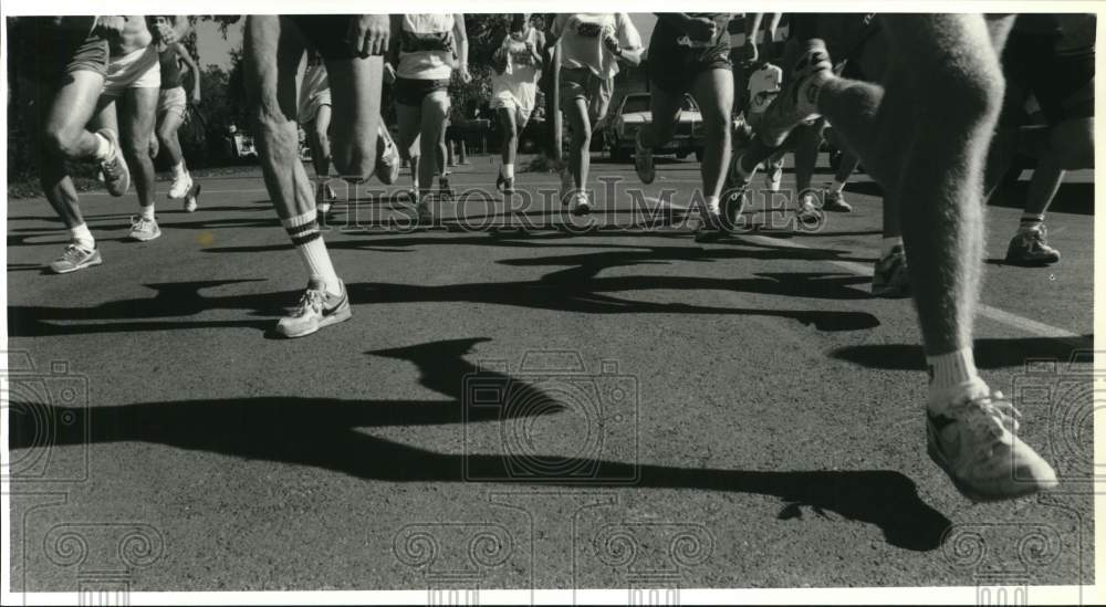 1990 Press Photo Runners at Cayuga Community College Race Start in Auburn- Historic Images