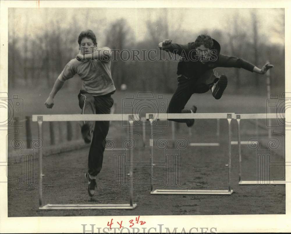 1986 Press Photo Hurdle Jumpers at Oneida Track and Field Event- Historic Images