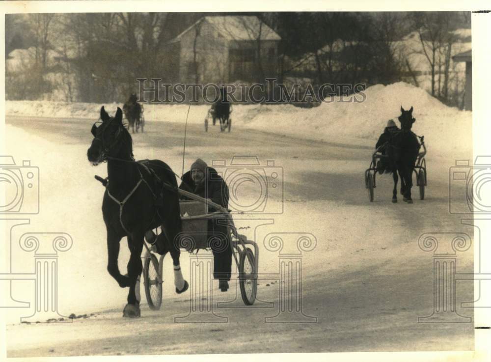 1987 Press Photo Horses Pull Buggies at Vernon Downs- Historic Images