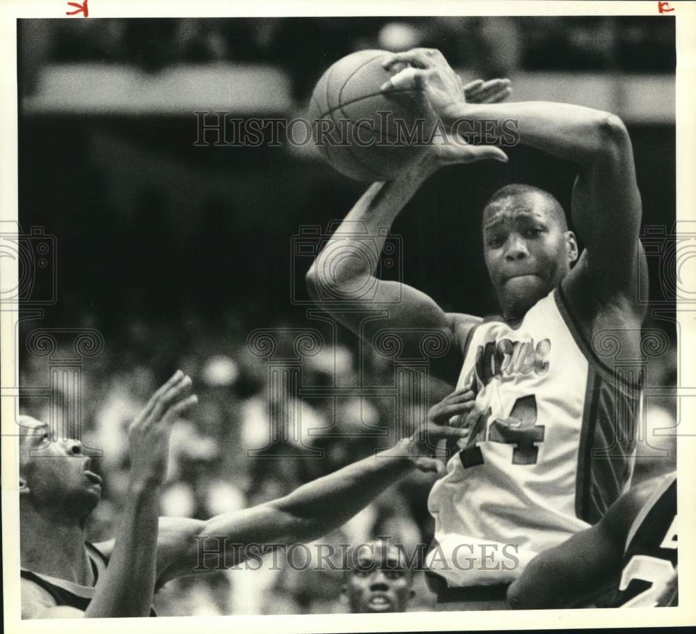 1990 Press Photo Derrick Coleman, Syracuse Basketball Player at Notre Dame Game- Historic Images