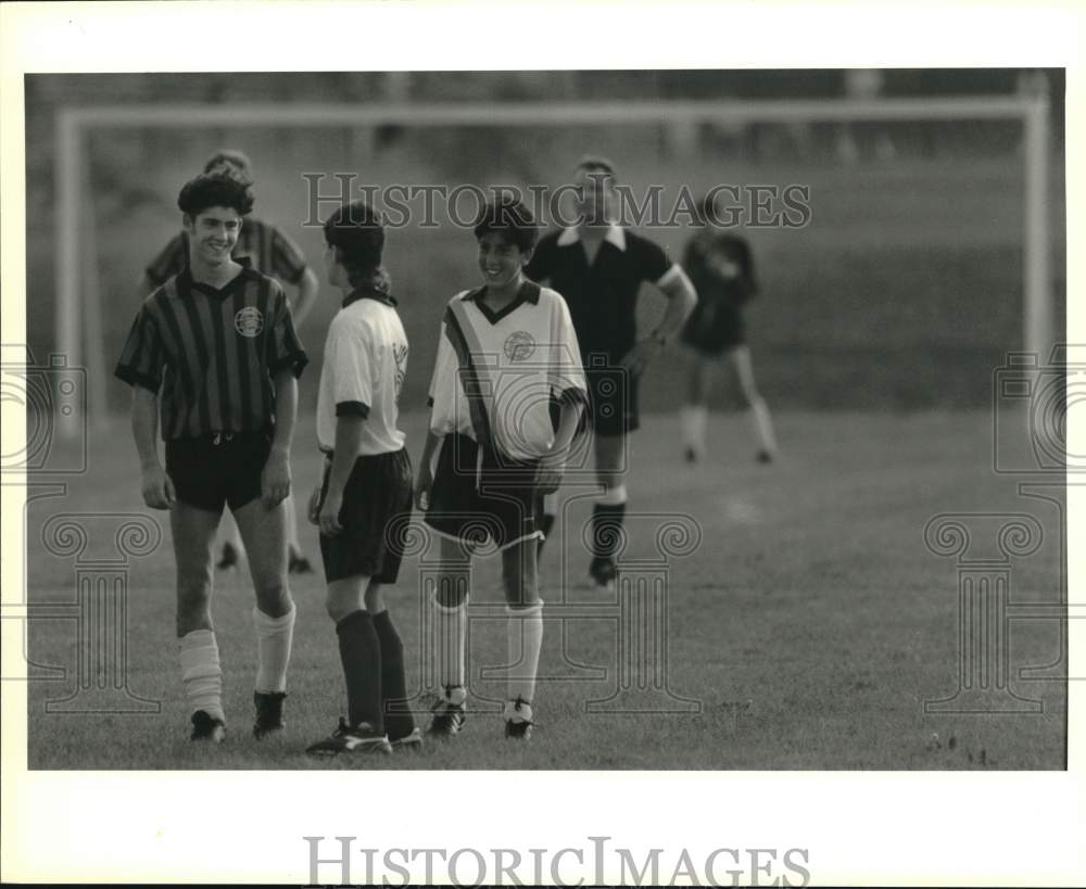 1990 Press Photo Liverpool Salt City and Glasgow Soccer Teams at Game- Historic Images