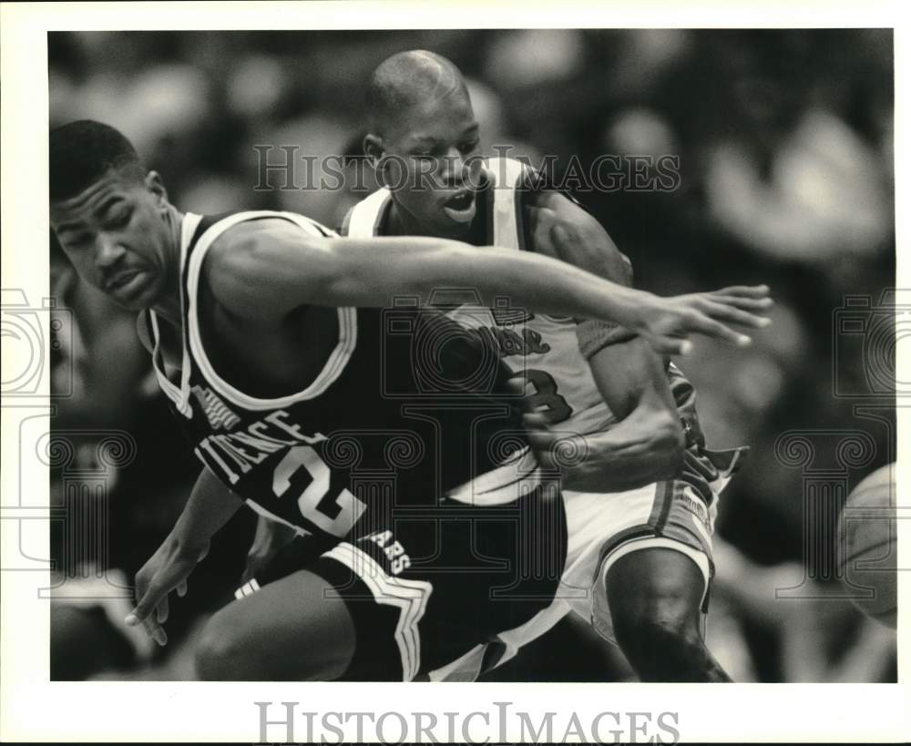 1991 Press Photo Basketball Players Conrad McRae and Dickey Simpkins at Game- Historic Images