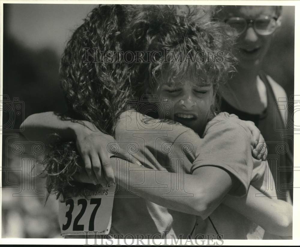 1988 Press Photo Kari Bertrand and Jenny Weaver at High School Track Meet- Historic Images