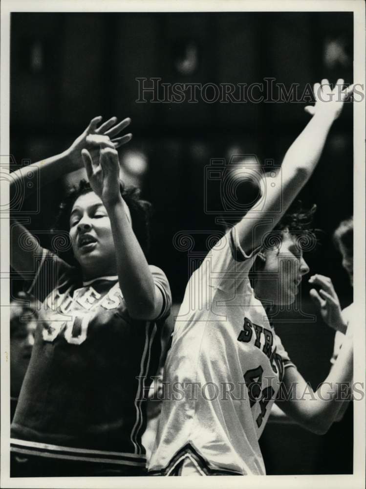 1980 Press Photo Syracuse University Women's Basketball Player at Game- Historic Images
