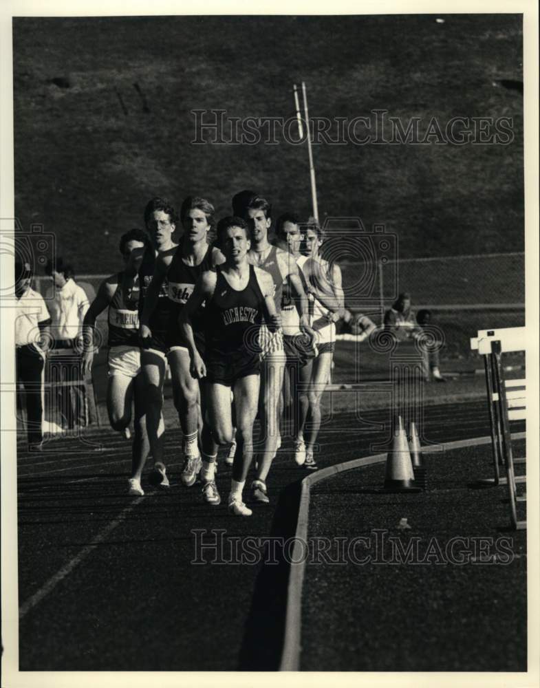 1987 Press Photo Leading Runner Tom Tuori of Rochester at Track and Field Meet- Historic Images