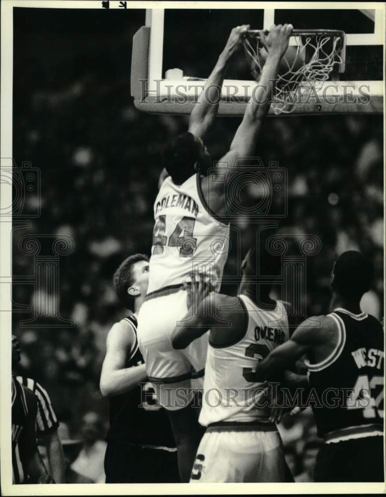 1989 Press Photo Derrick Coleman Scoring at Syracuse University Basketball Game- Historic Images