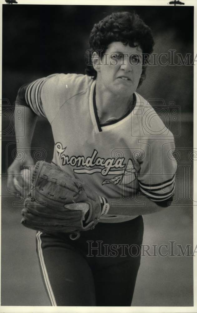 1985 Press Photo Onondaga Community College pitcher Chris Barry delivers a pitch- Historic Images