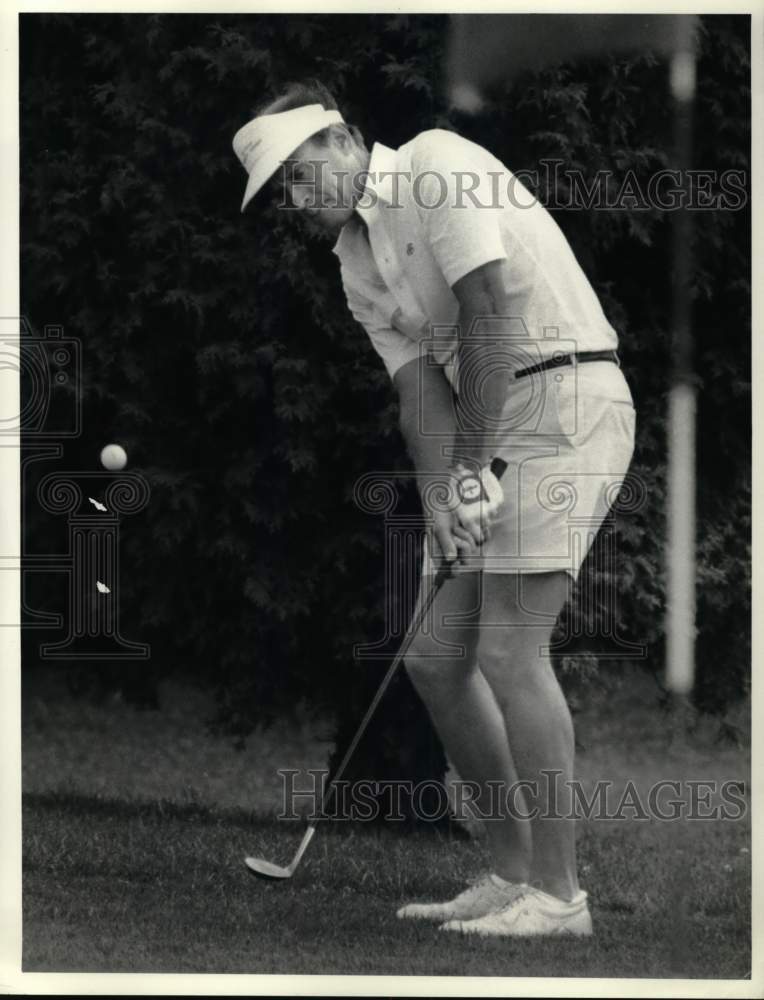 1987 Press Photo Golfer Alan Foster clipping at Tuscarora Golf Course- Historic Images