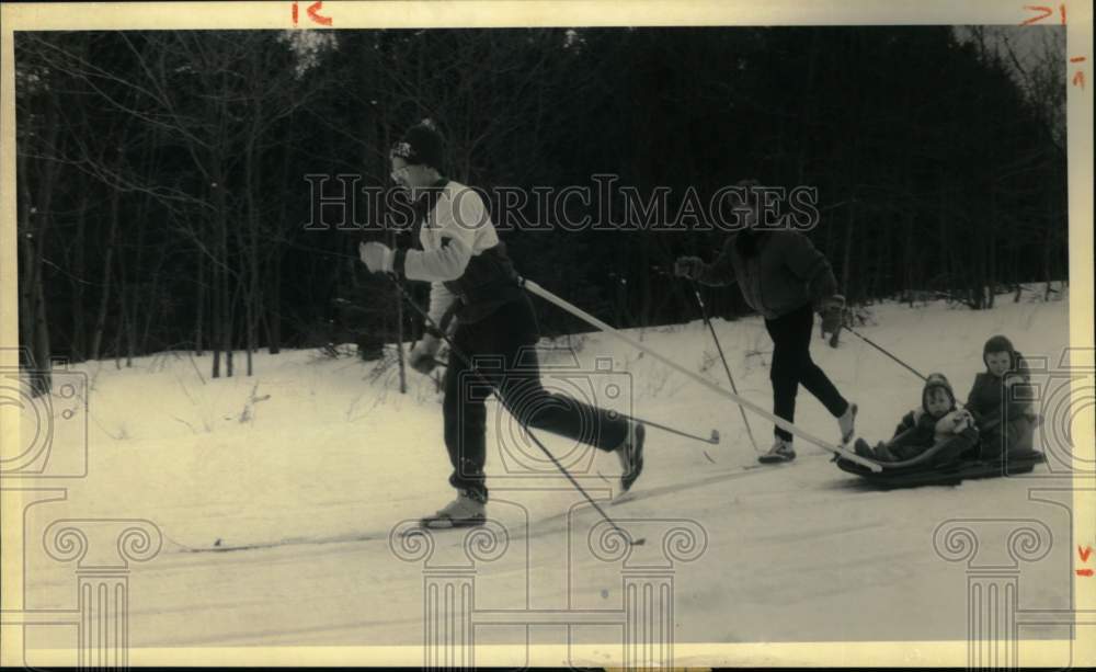 1981 Press Photo Dr. S. Jay, Pat Chapman & Sons, Tug Hill Cross Country Ski Race- Historic Images