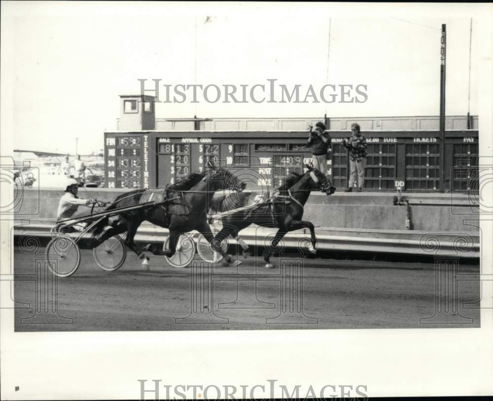 Press Photo Crown Seep Horse wins Dr. Harry M. Zweig Race at Syracuse Mile- Historic Images