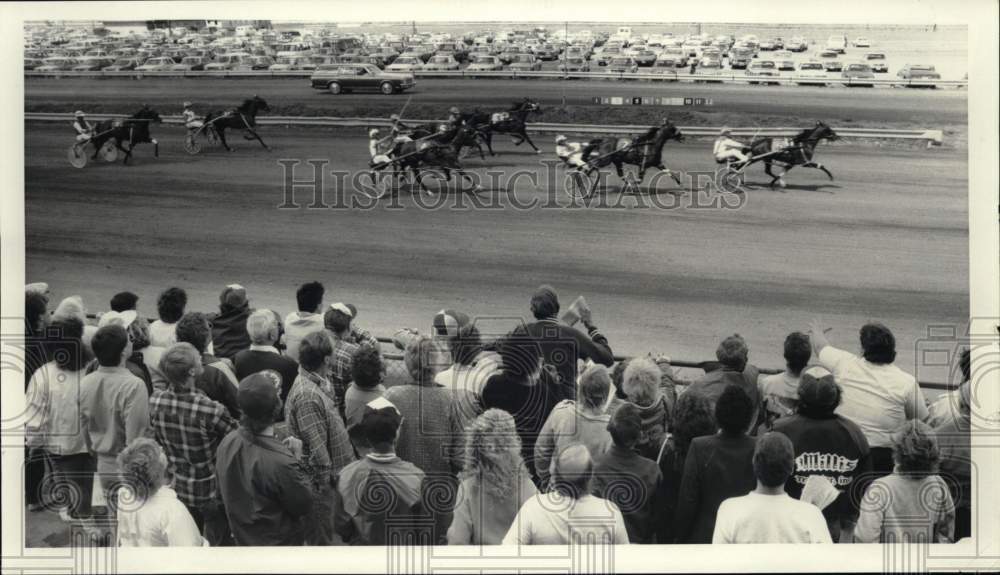 1987 Press Photo Trackside on the 6th Race at the Syracuse Mile Horse Track- Historic Images