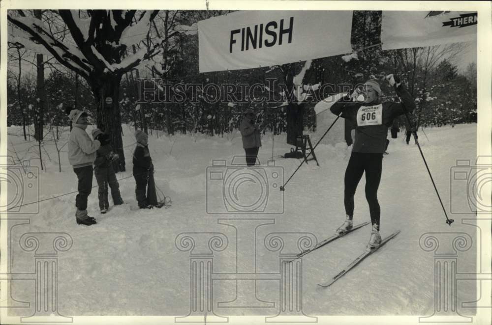 1988 Press Photo Vince O'Connell celebrates as he wins the Tug Hill Tourathon- Historic Images