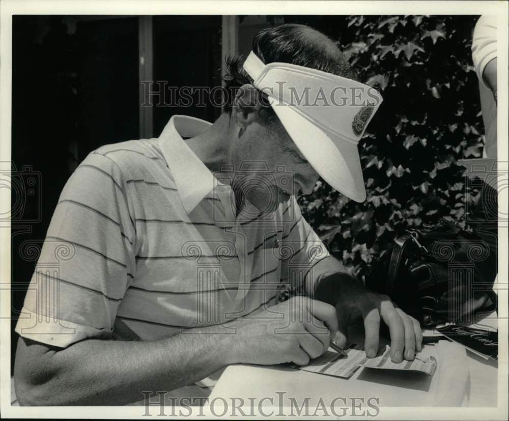 1986 Press Photo Alan Foster checks his scorecard after shooting 67 at Drumlins- Historic Images