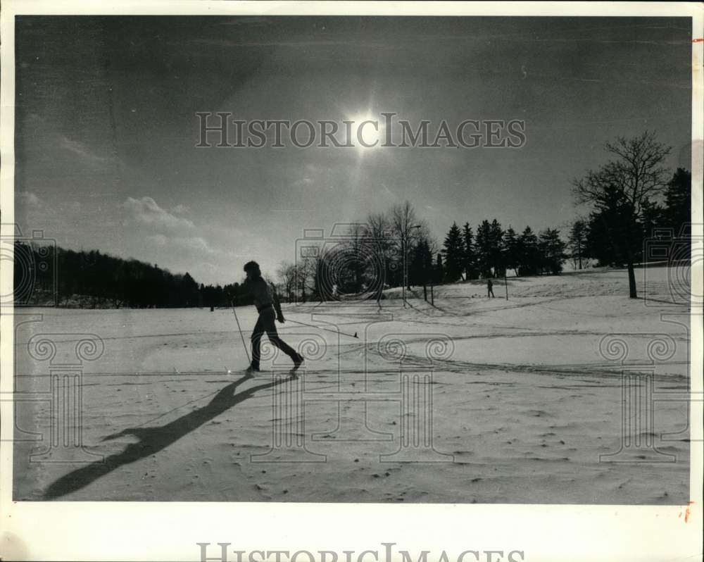 1985 Press Photo Tom Oxmoxhan skiing in Thornden Park, Cross Country Ski Center- Historic Images