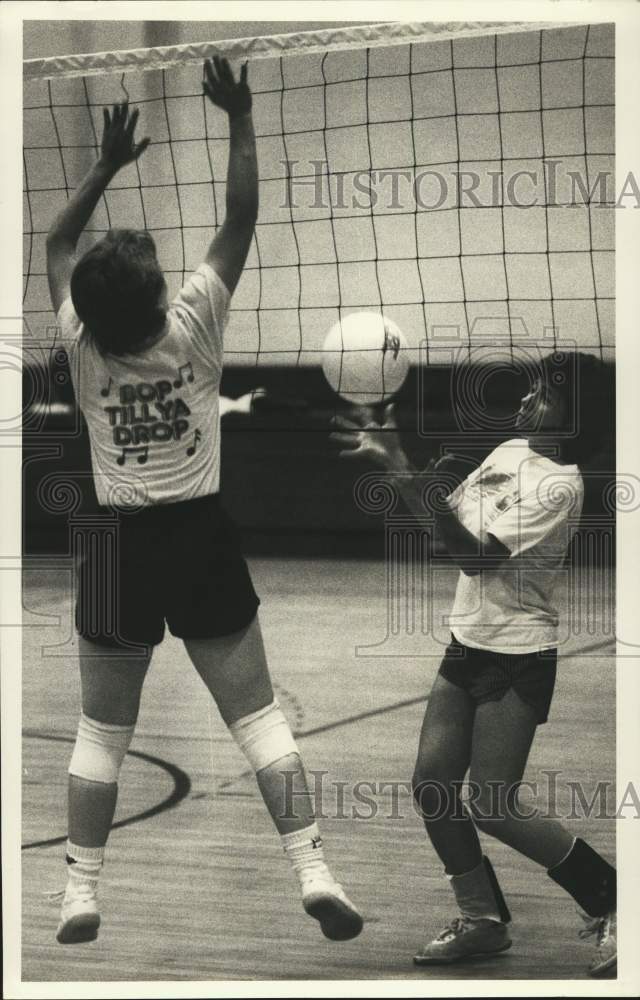 1987 Press Photo Players at Lincoln Middle School Volleyball Game- Historic Images