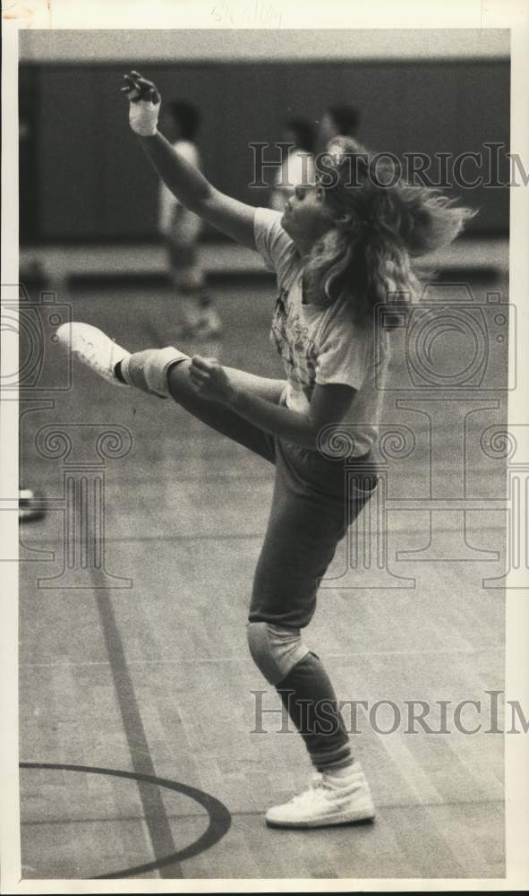 1987 Press Photo Volleyball Player Beth Widrick at Eagle Hill Middle School- Historic Images