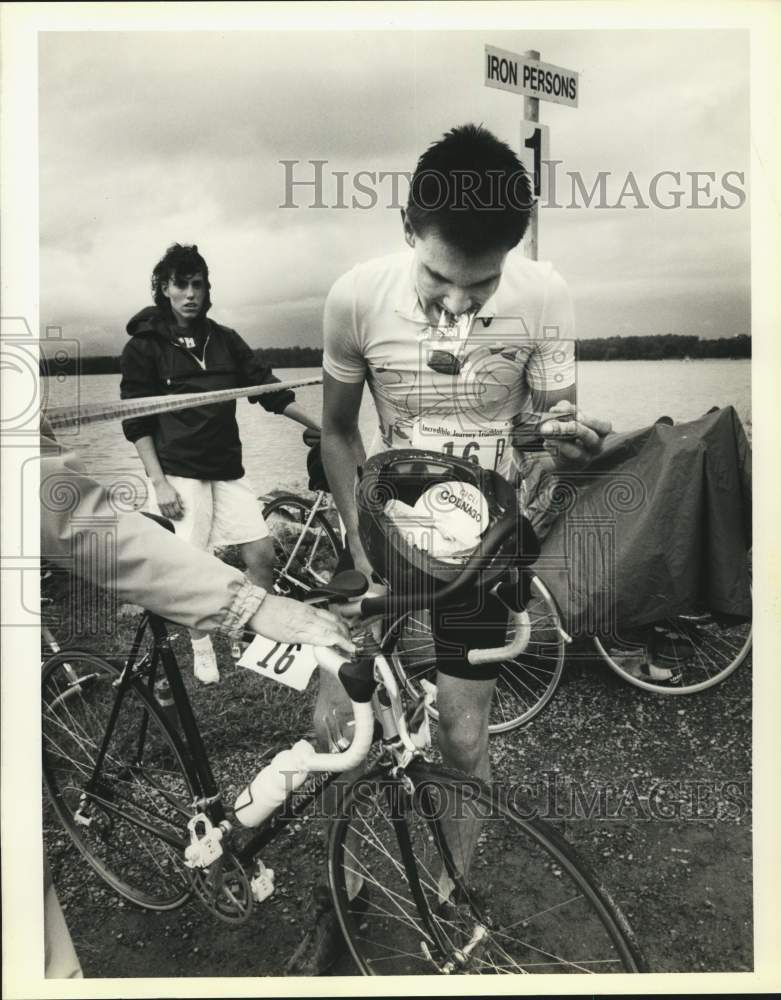 1989 Press Photo Stephen Kossegi Readies for Bike Part of Triathalon- Historic Images