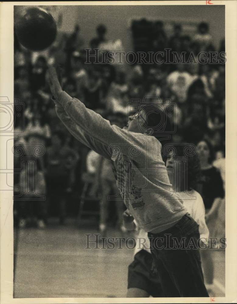 1990 Press Photo Faculty-Student Volleyball Game in East Syracuse, New York- Historic Images