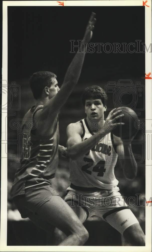 1988 Press Photo Basketball Players David Siock and Mike Sterner at Game- Historic Images