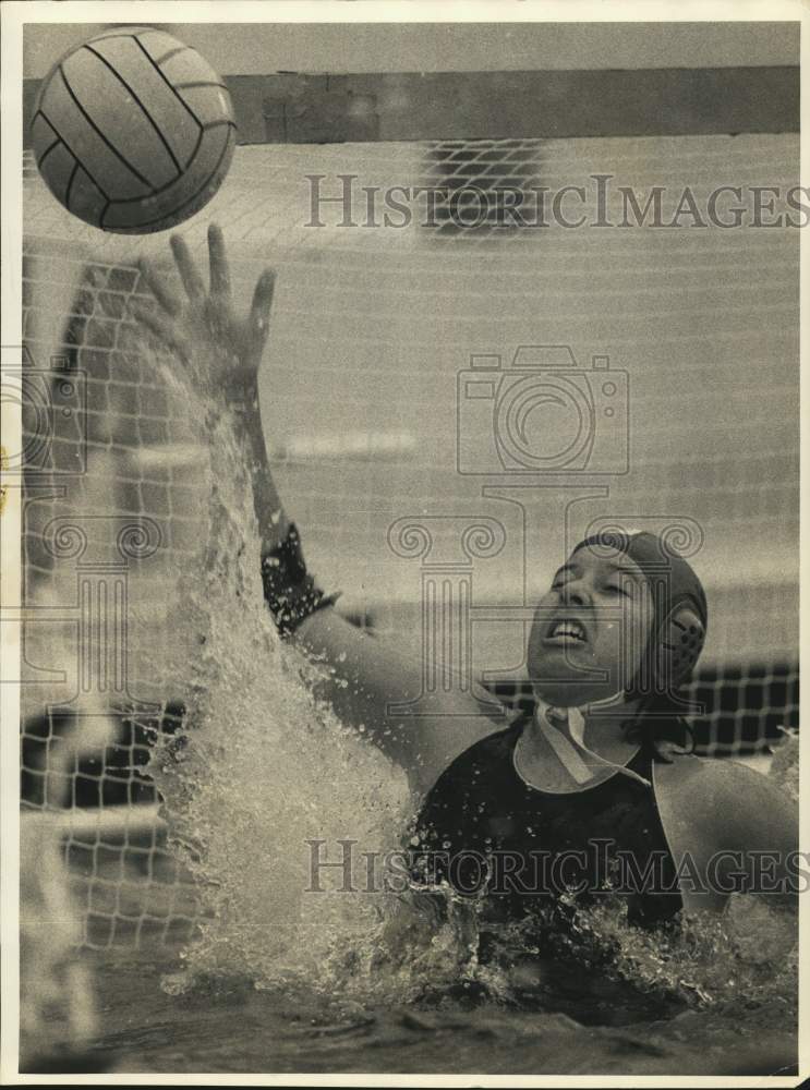 1984 Press Photo Louise Shupp, Water Polo Goalie at Nottingham Pool Game- Historic Images