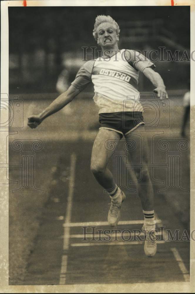 1986 Press Photo Greg Coles, Oswego Long Jumper at Henninger Track Meet- Historic Images