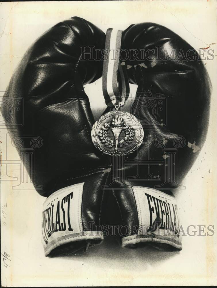 1980 Press Photo Boxing Gloves- Historic Images