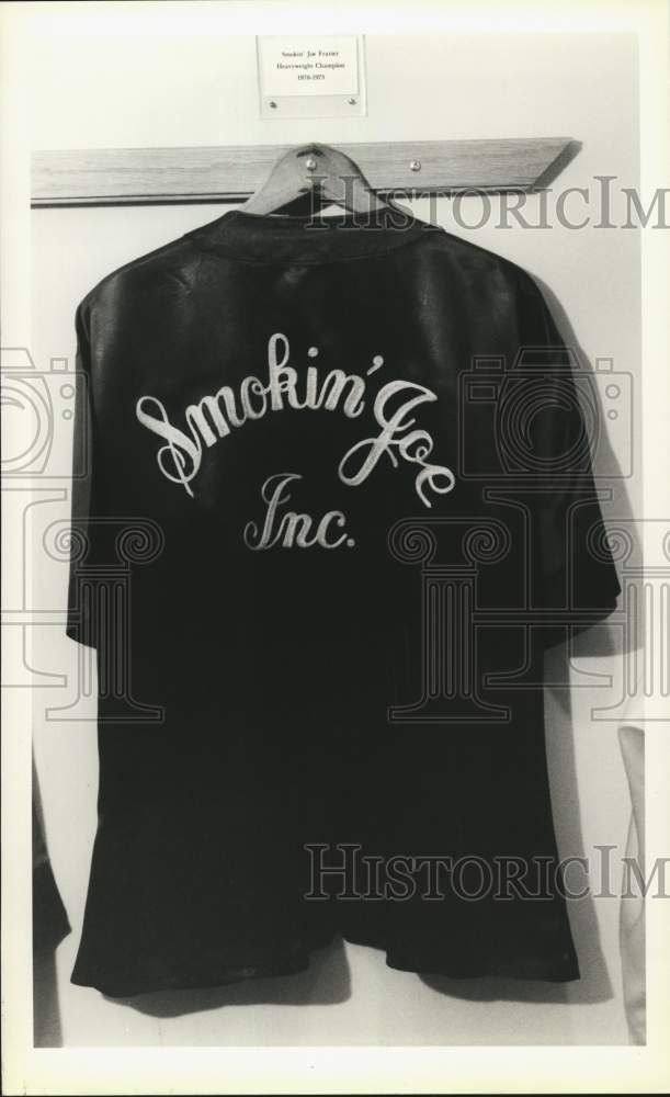 Press Photo Robe of Boxing Great Smokin' Joe Frazier, Boxing Hall of Fame- Historic Images