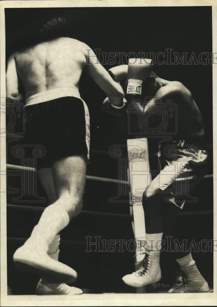 1986 Press Photo Lou Villar hits Jack Jackson, Heavyweight Boxing, War Memorial- Historic Images