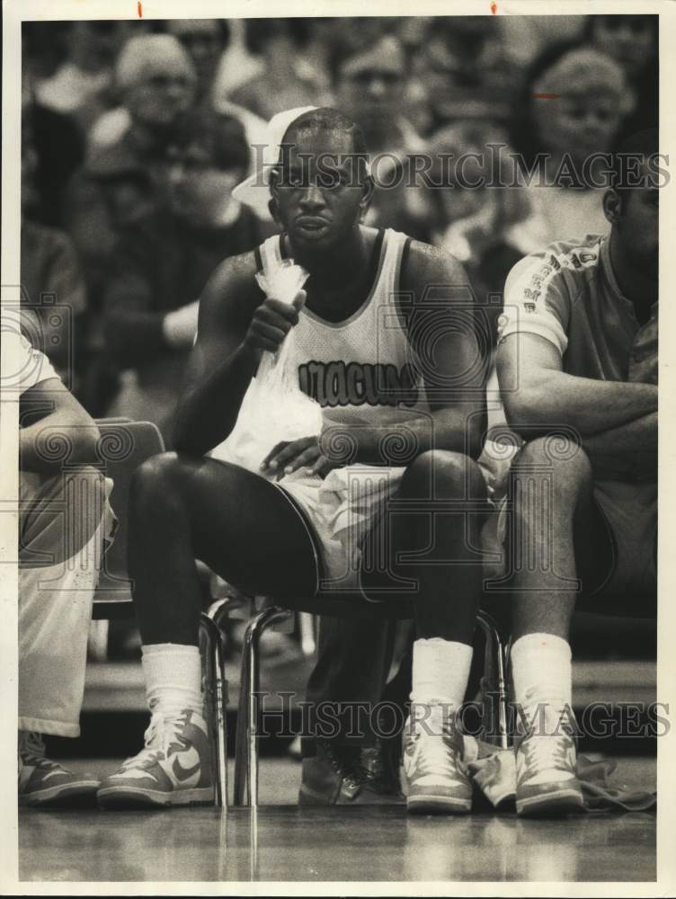 1985 Press Photo Dwayne Washington ices Hand during Seton Hall Basketball Game- Historic Images