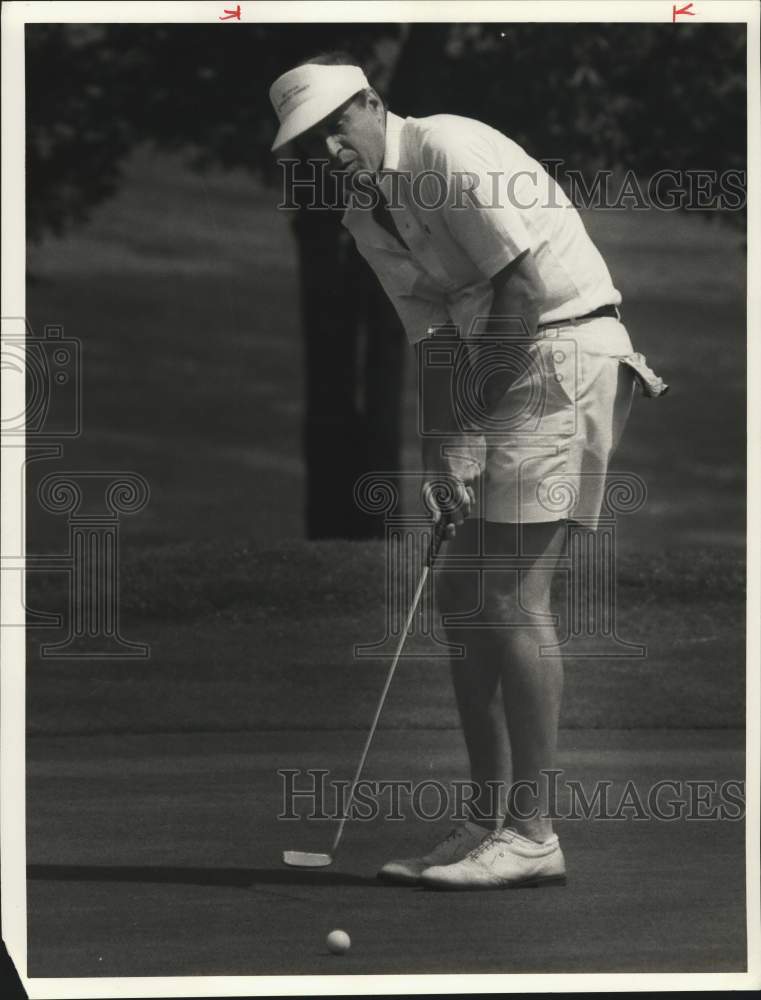 1987 Press Photo Alan Foster putts at Tuscarora Golf Tournament- Historic Images