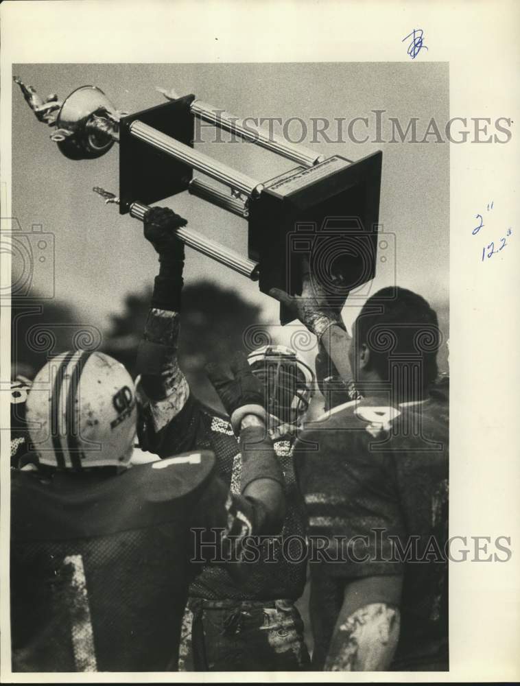 1985 Press Photo Syracuse Express Football Players with Championship Trophy- Historic Images