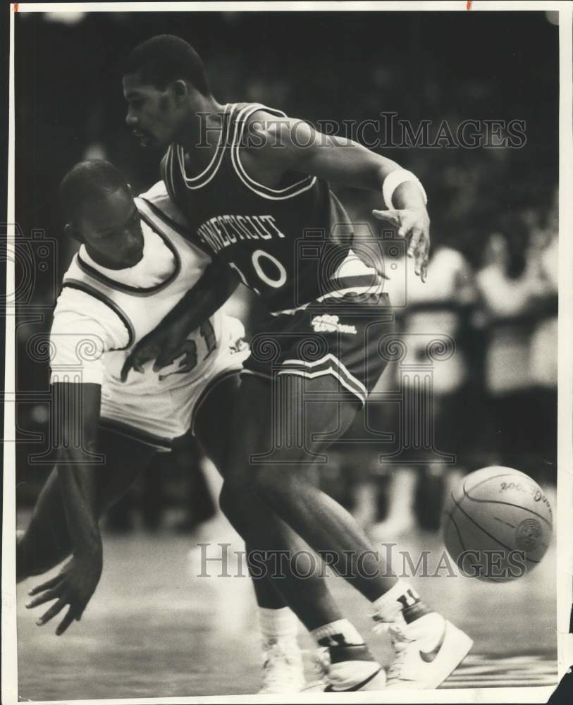 1985 Press Photo Connecticut Basketball Player fumbles ball in Game- Historic Images