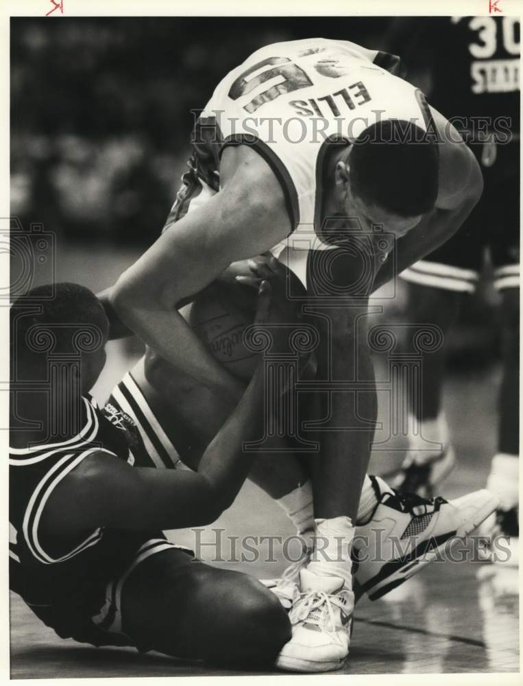 1990 Press Photo LeRon Ellis, Bryon Russell, Syracuse University Basketball Game- Historic Images