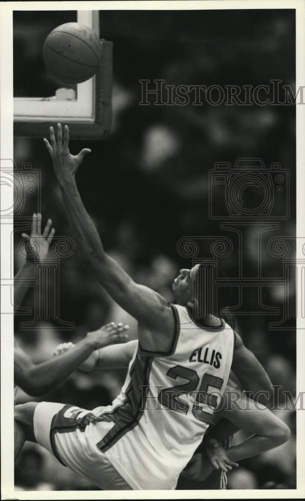 1990 Press Photo Syracuse University&#39;s LeRon Ellis Gets Rebound in Russian Game- Historic Images