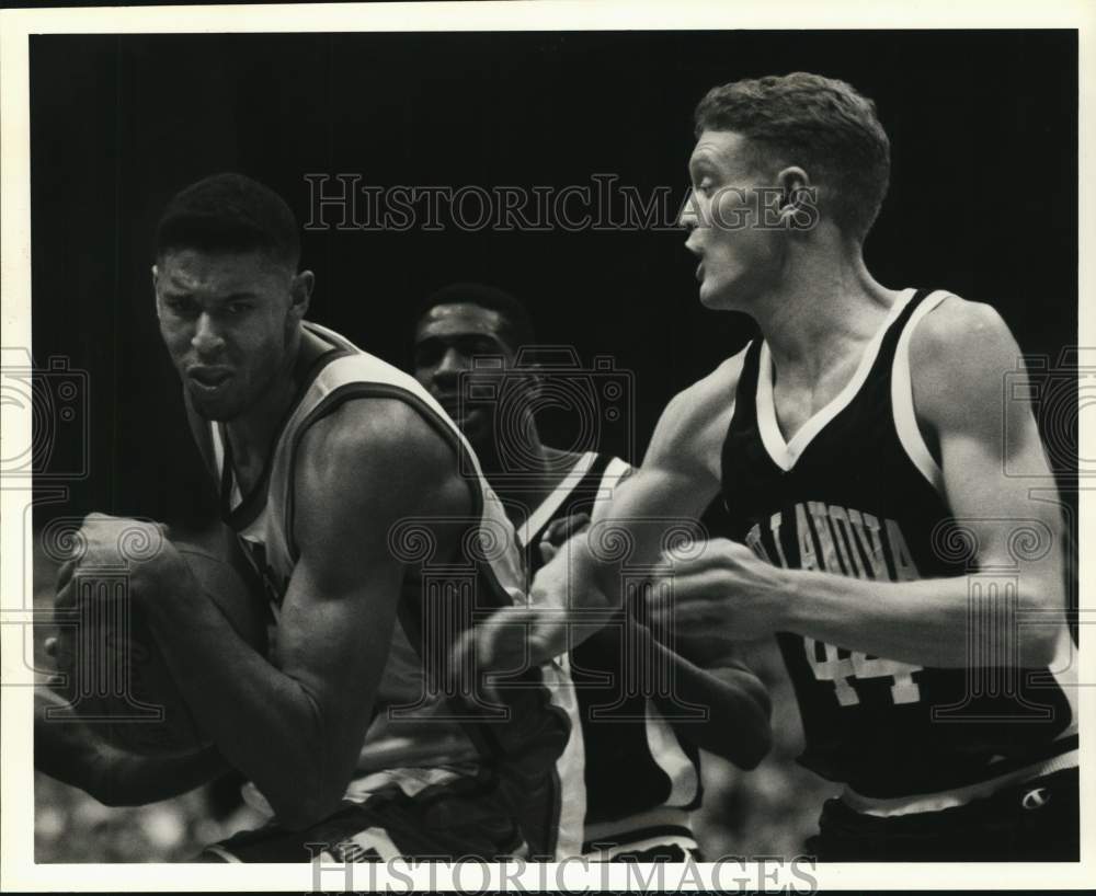 1991 Press Photo Basketball Players LeRon Ellis and Arron Bain at Carrier Dome- Historic Images