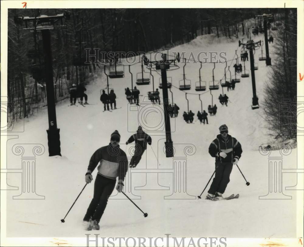 1989 Press Photo Skiers at Song Mountain Ski Slope in Tully, New York- Historic Images