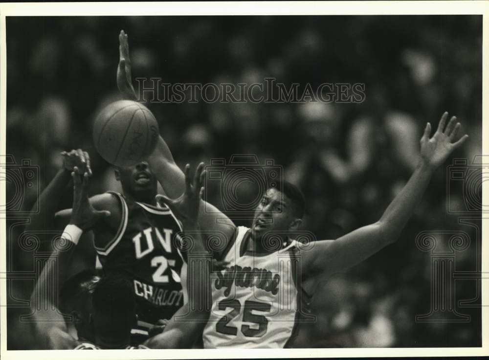 1990 Press Photo Basketball Player LeRon Ellis at Syracuse and Carolina Game- Historic Images