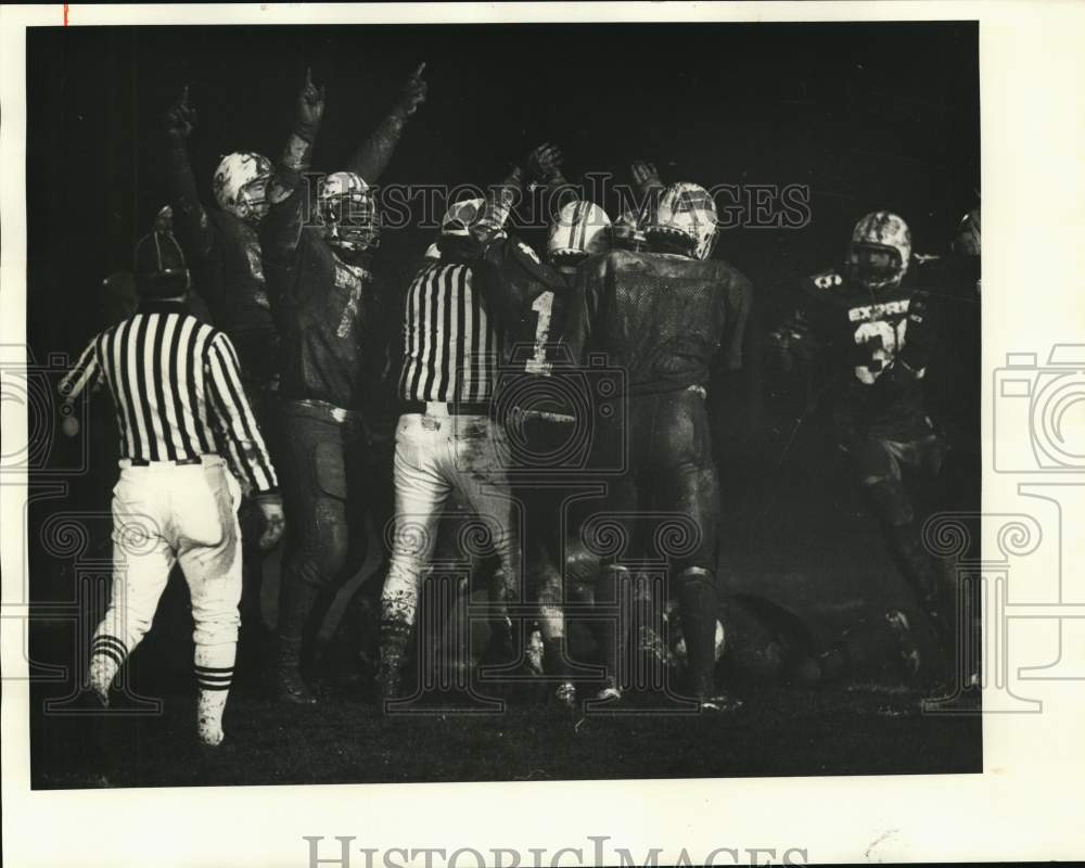 1985 Press Photo Syracuse Express Football Players and Referees at Scranton Game- Historic Images