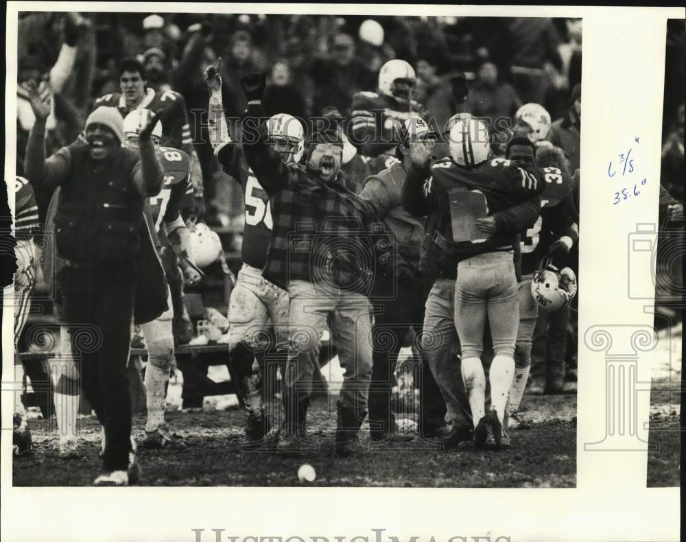 1985 Press Photo Syracuse Express Football Players and Fans at Game Touchdown- Historic Images