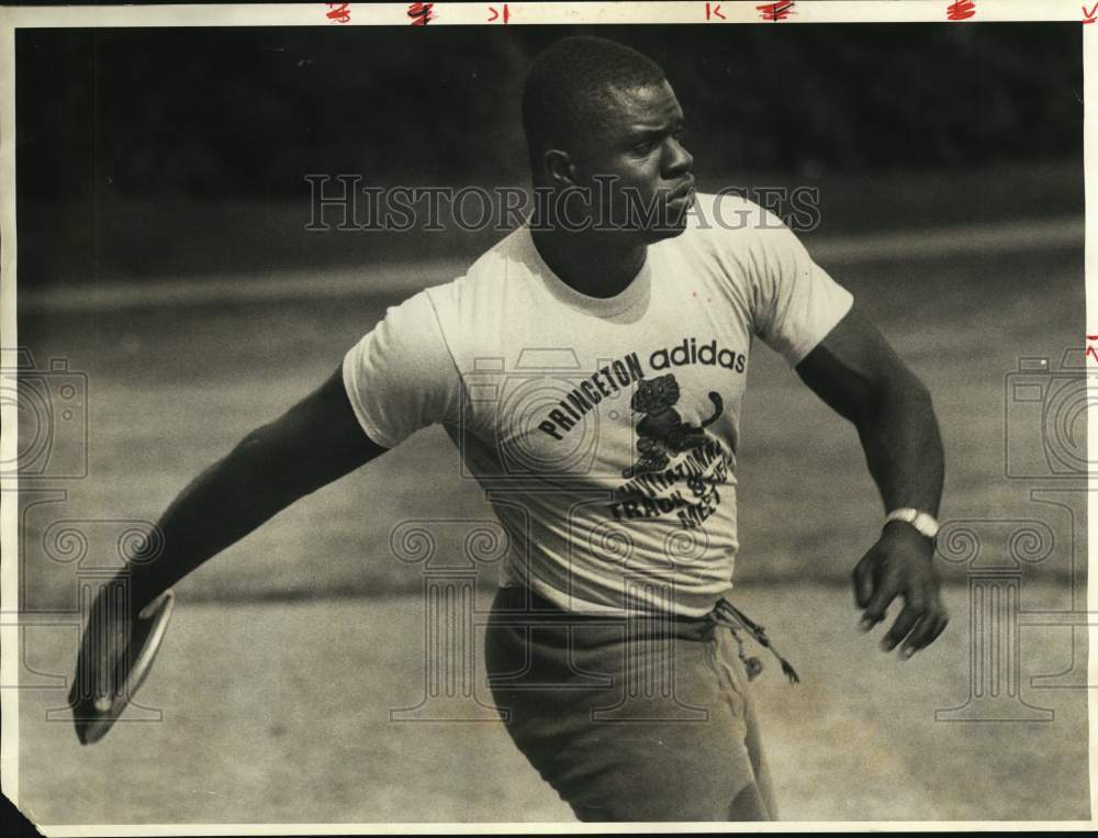 1987 Press Photo Tony Washington, Discus Thrower at Sunnycrest Field- Historic Images