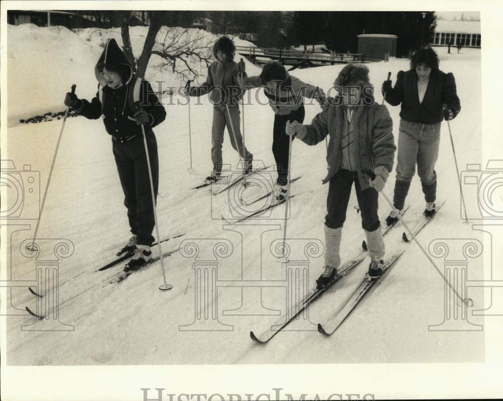 1985 Press Photo Mexico Academy &amp; Central School girls in X-Country skiing class- Historic Images