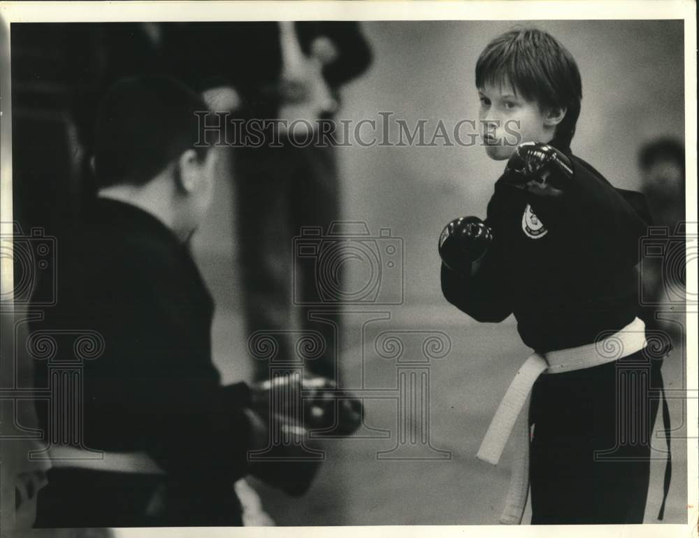 1986 Press Photo Andy Robertson looks and Vernon Cooke at Karate tournament- Historic Images