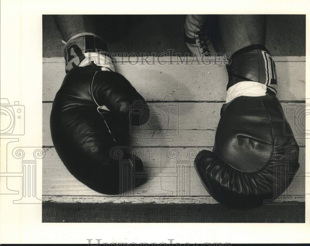 1985 Press Photo Boxer Wearing Boxing Gloves- Historic Images