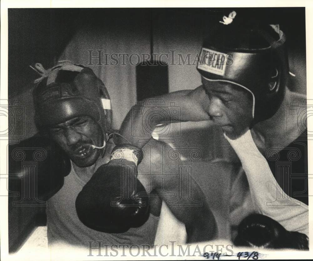 1983 Press Photo Boxers Herold Askia and Curley Saunders at Match- Historic Images