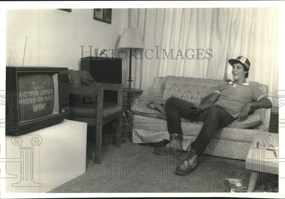 1987 Press Photo Scott Schwedes at Skytop Apartment at Syracuse University- Historic Images