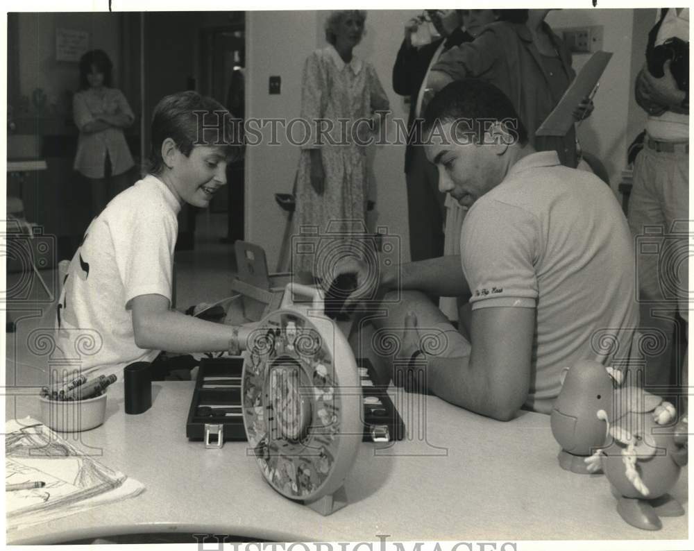 1987 Press Photo Dan Vaccaro and Howie Trische, Basketball Player at Hospital- Historic Images