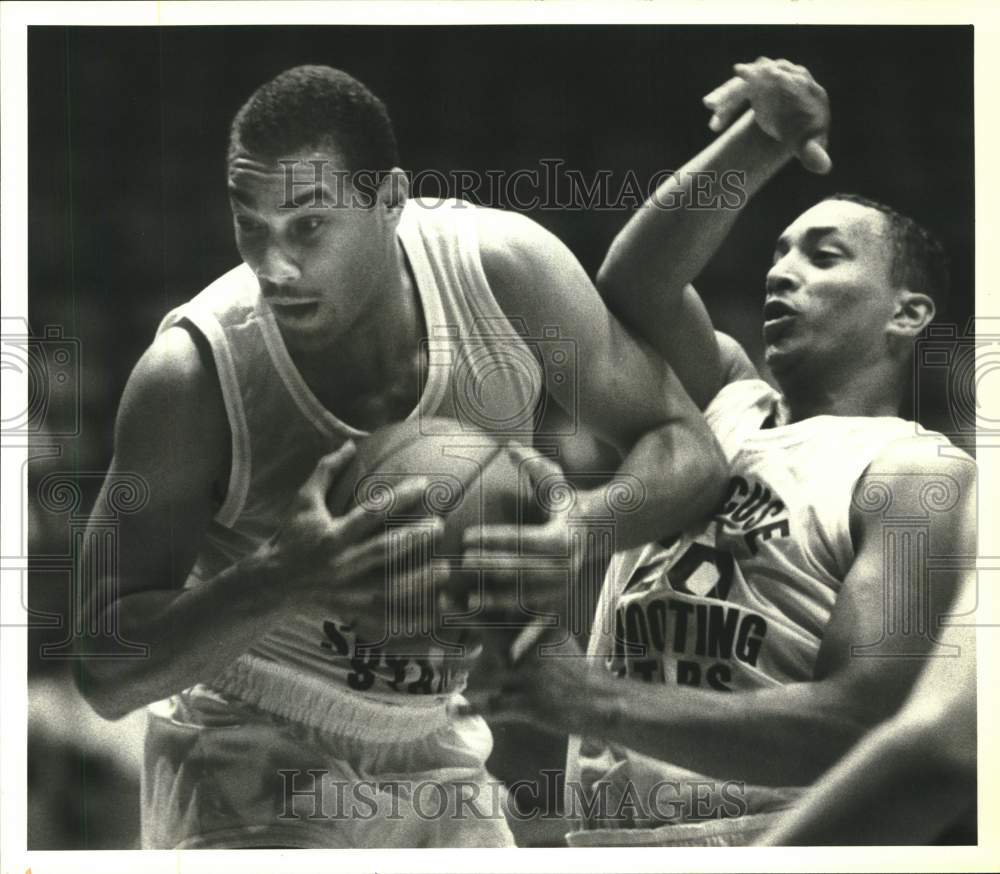 1988 Press Photo Syracuse University Basketballer Howard Triche and Alex Agudio- Historic Images