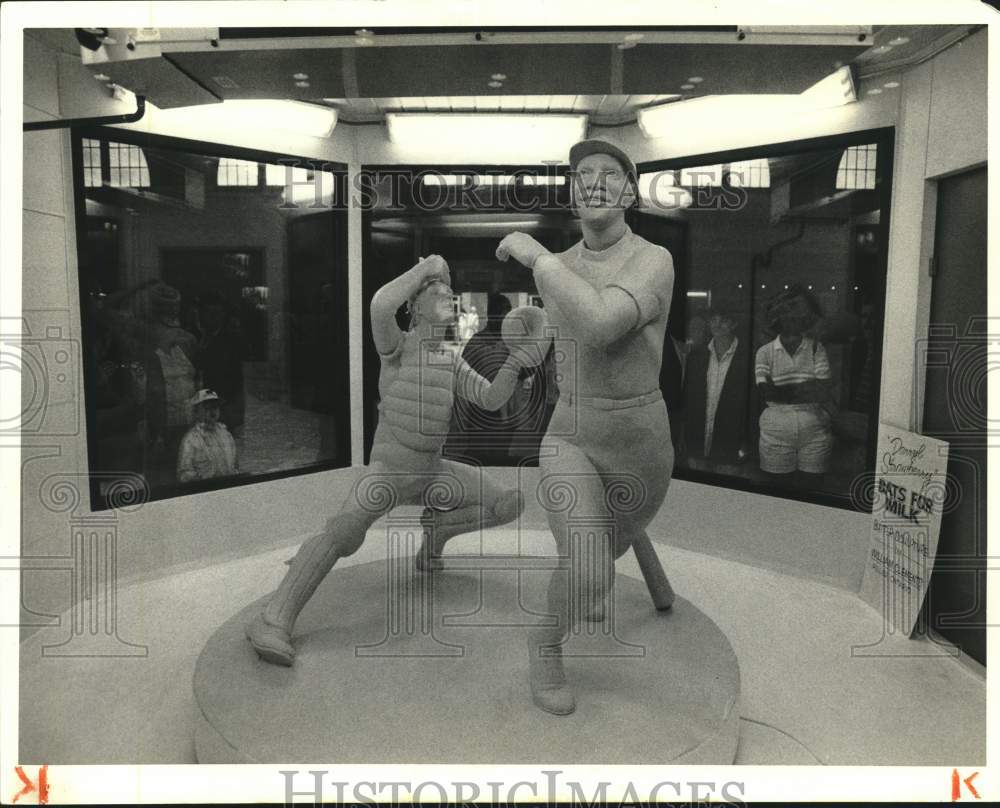 1986 Press Photo Daryl Strawberry Butter Sculpture at Dairy Building, New York- Historic Images