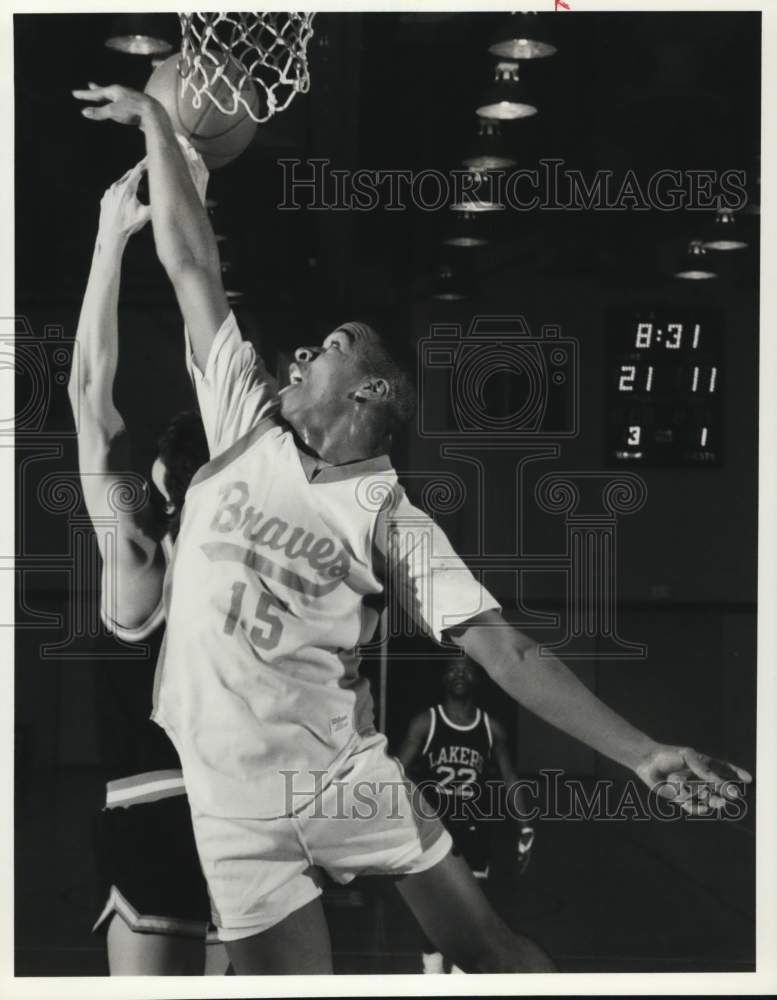 1990 Press Photo Onondaga Community College&#39;s Eli Brandon slap away rebound- Historic Images